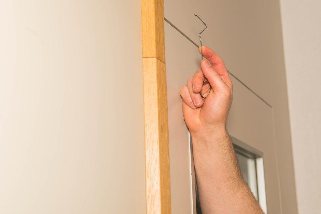 Schlüsseldienst Zürich bietet eine professionelle Beratung und eine Lösung, um die Sicherheit Ihrer Eingangstür zu gewährleisten. Um effektiv Schutz vor Einbrechern zu haben, empfiehlt es sich, ein neues Schloss einbauen zu lassen. Moderne Schlösser mit Sicherheitsbolzen und Stangenschlössern bieten eine langanhaltende Sicherheit und sorgen dafür, dass Eingangstüren zuverlässig geschlossen bleiben.