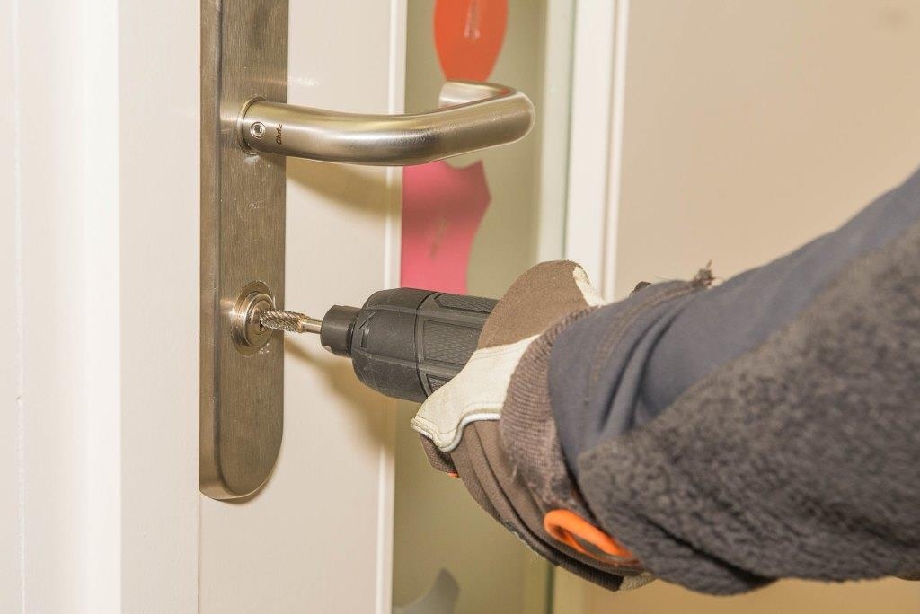 Bei Schlüsseldienst Zürich helfen wir Ihnen gern dabei, ein neues Schloss für Ihre Eingangstür zu wählen, denn verschiedene Gründe können eine Auswechslung erfordern. Unsere neueren Modle von Bolzenschlössern und Stangenschlössern sorgen für zuverlässige Sicherheit und garantieren eine langlebige Installation. Wir kümmern uns direkt und effizient um den Einbau des Schlosses.