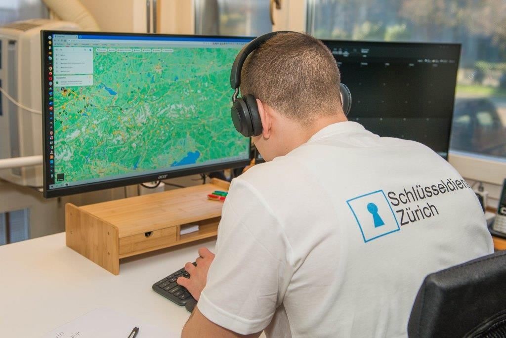 Schlüsseldienst Zürich bietet eine professionelle Beratung und eine Lösung, um die Sicherheit Ihrer Eingangstür zu gewährleisten. Um effektiv Schutz vor Einbrechern zu haben, empfiehlt es sich, ein neues Schloss einbauen zu lassen. Moderne Schlösser mit Sicherheitsbolzen und Stangenschlössern bieten eine langanhaltende Sicherheit und sorgen dafür, dass Eingangstüren zuverlässig geschlossen bleiben.