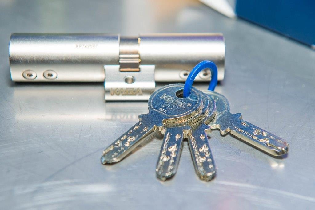 Unser zertifizierter Schlüsseldienst ist sowohl in Zürich als auch im Umkreis rund um die Uhr für Sie da - schnell und ökologisch mit dem E-Velo oder mit dem Auto. Wenn Sie sich unabsichtlich ausgesperrt haben oder nicht in Ihr Haus gelangen können, ist es enorm wichtig, dass ein kompetenter Experte schnellstmöglich vor Ort ist.